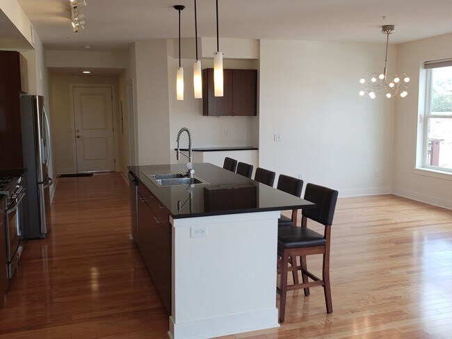 Building Photo - Beautiful 2-bed, 2-bath condo in Jefferson Park