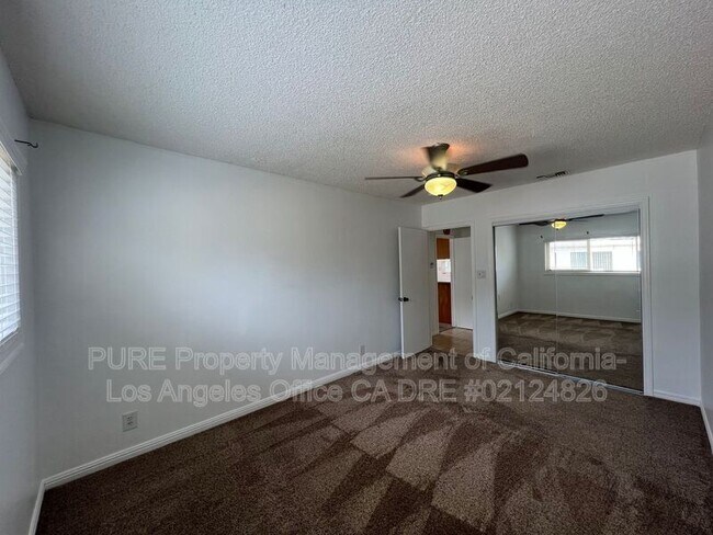 Building Photo - 2667 S Dolphin St