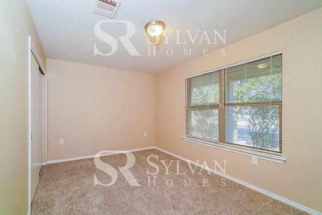 Building Photo - Carve Out a Great Life Here!