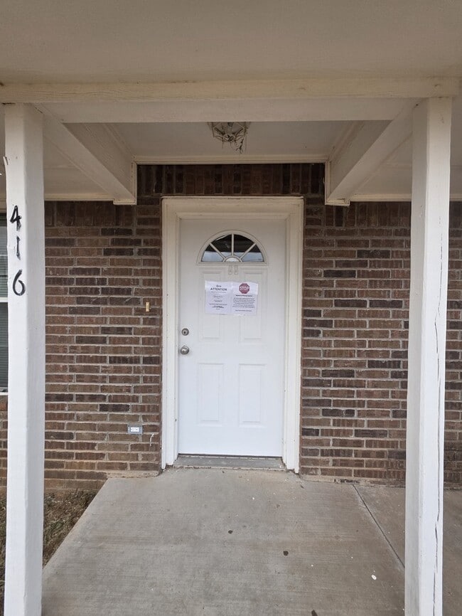 Building Photo - 3 bed 2 bath home