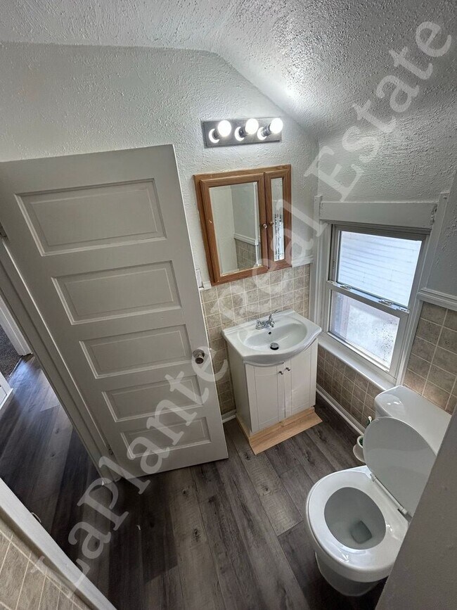 Building Photo - Charming 3-Bed Home with Porch & Parking –...