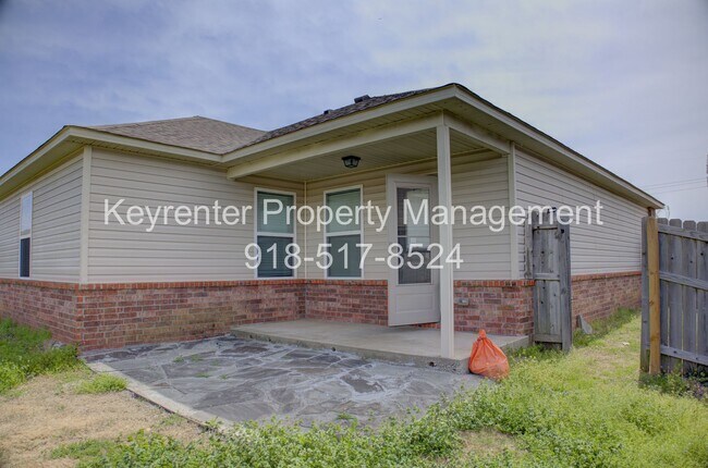 Building Photo - PRICE DECREASE! MOVE IN READY! Gorgeous 3 bed/2 bath!