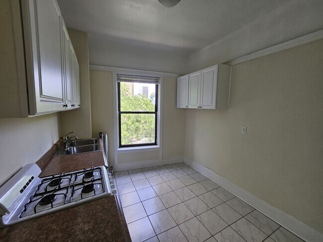 Building Photo - 817 W Belle Plaine Ave