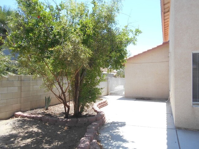 Building Photo - Spacious 4 bedroom Home Located in the Desirable Area of Henderson!