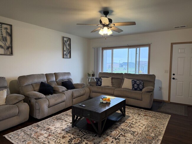Building Photo - 4 Bedroom Duplex for Rent
