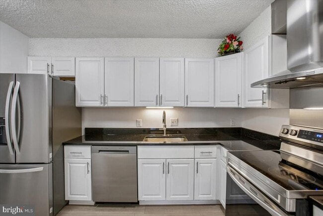 Building Photo - 3800 Powell Ln