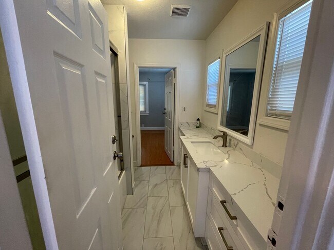 Building Photo - Gorgeous 2 Bedroom Home! Convenient Location!