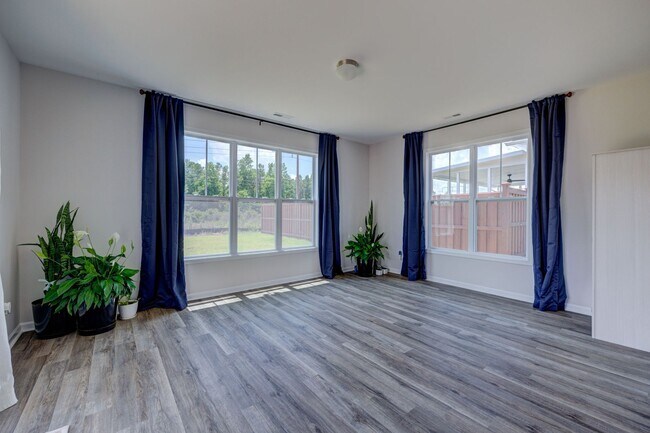 Building Photo - Luxurious 3 bedrooms 2.5 bath home in Nort...