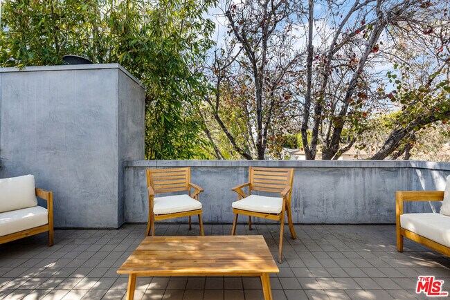 Building Photo - 900 N W Knoll Dr