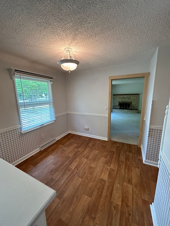 Building Photo - 302 6th Ave W