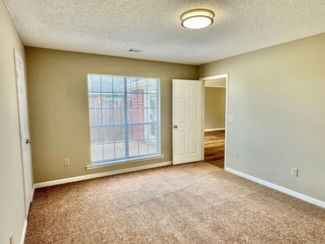 Building Photo - Charming 3-Bedroom Home on a Spacious Corn...