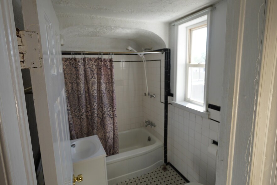 Building Photo - 3033 Hamilton Ave