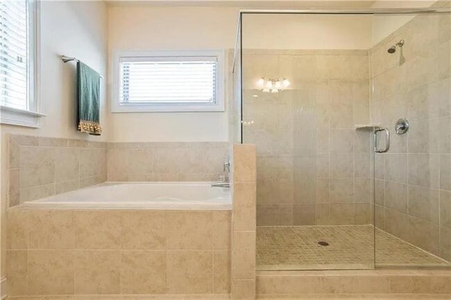Building Photo - 1440 Dahlia Dr