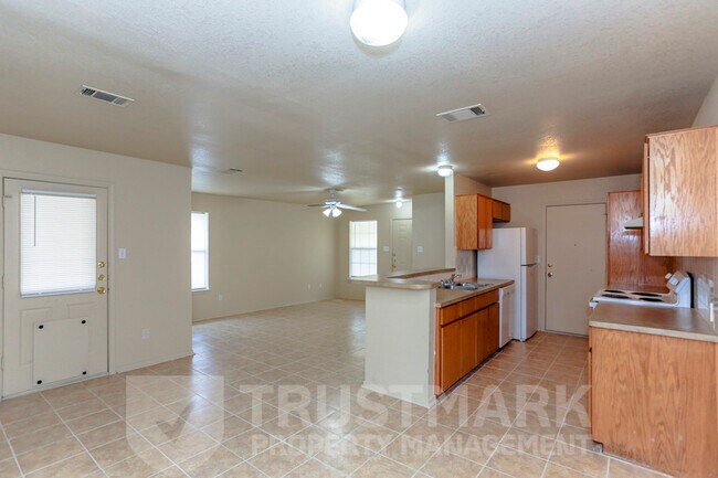 Building Photo - 932 Maplewood Dr