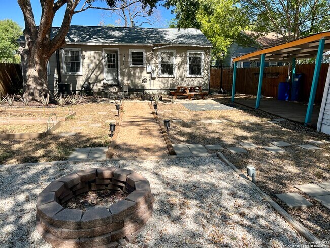 Building Photo - 414 Elmwood Dr