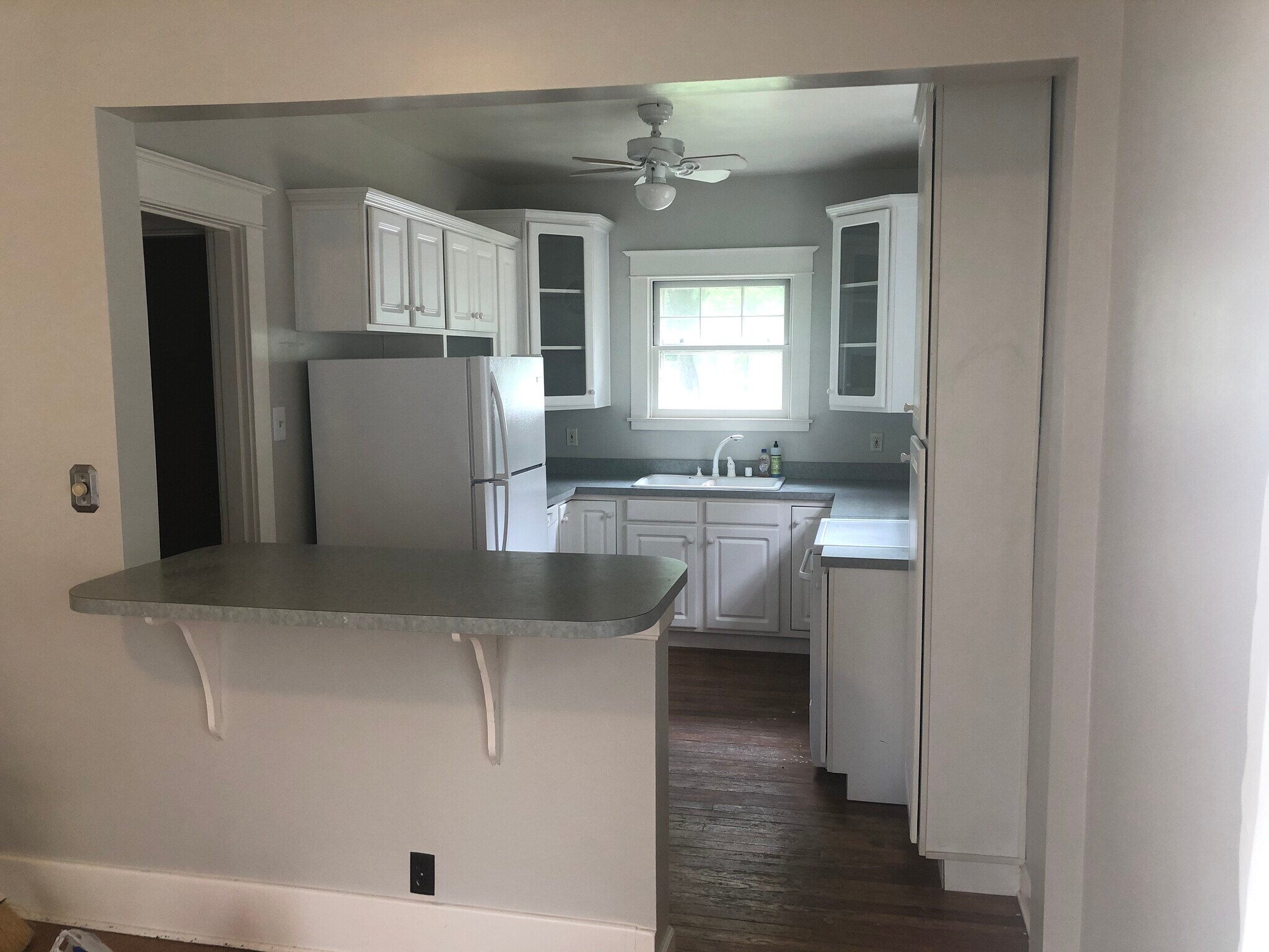 Kitchen - 132 N Crestmoor Ave