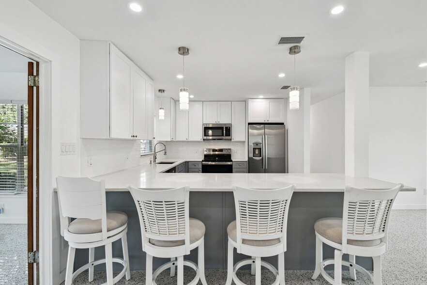 Large Kitchen & Peninsula - 3623 S Lightner Dr