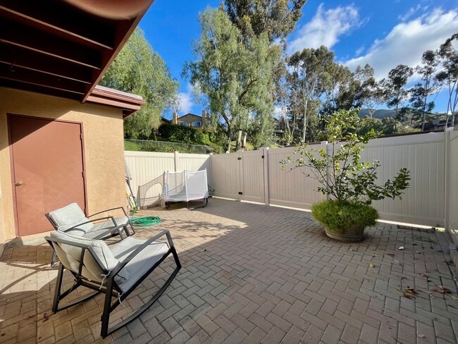 Building Photo - Single Story Condo on ground floor located...