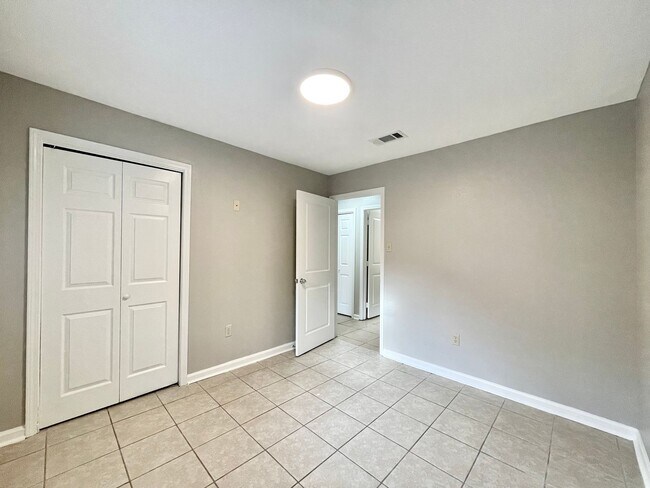 Building Photo - 14911 Central Woods