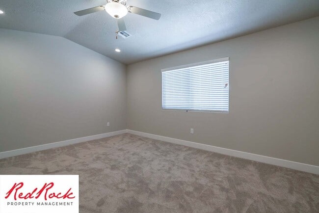 Building Photo - Modern 4-Bed Townhome in Hurricane Heights