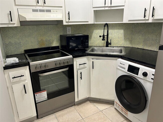 Building Photo - 335 SW 20th St