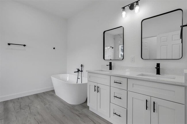 Building Photo - 2211 SW 153rd Pl Rd