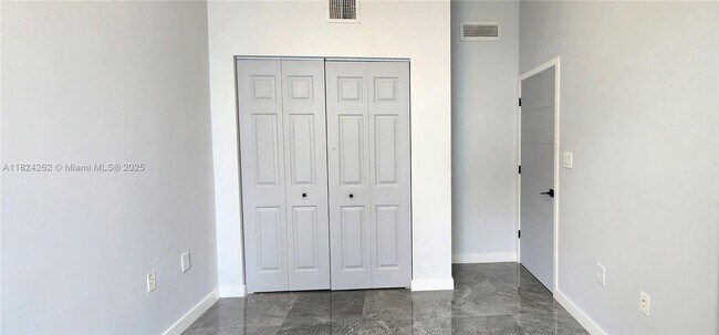 Building Photo - 2146 Van Buren St