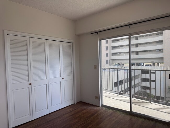Building Photo - 2 Bed/2 Bath/W Den/1 parking - Near to Kap...