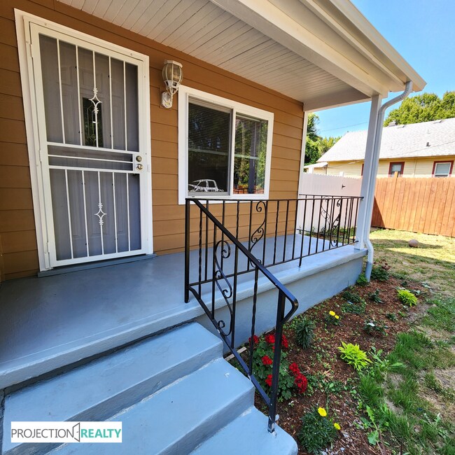 Building Photo - 1538 NE Dekum St