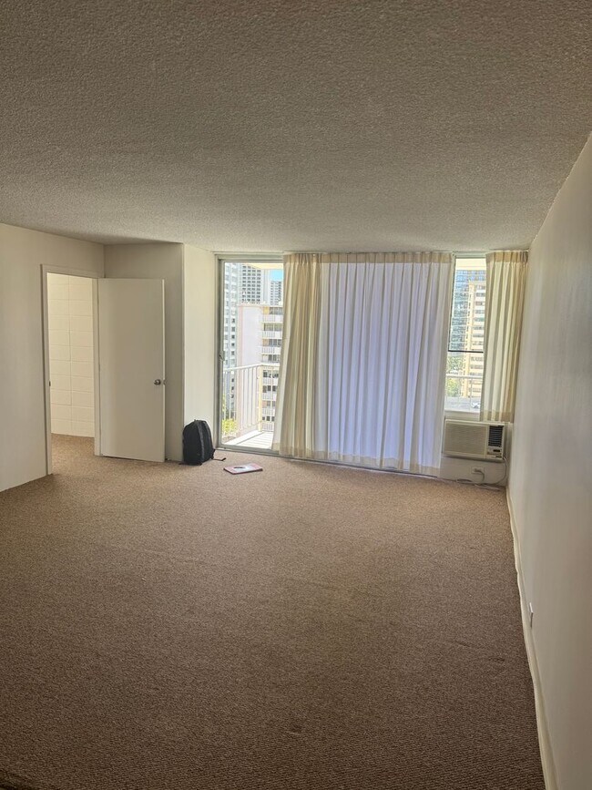 Building Photo - Large 2/2 Waikiki Condo with Parking, Lanai, A/C & W/D in unit!