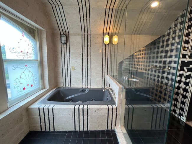 Building Photo - 200 W North Ave