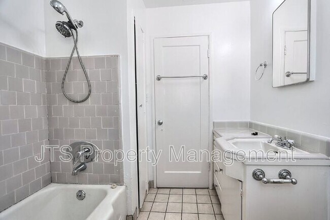 Building Photo - 3109-3111 Hampshire Drive