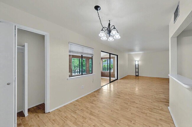 Building Photo - 939 Country Club Dr SE