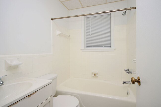 Building Photo - Student-Friendly Apartment Near Data School of Science