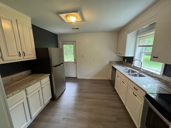 Building Photo - Private and convenient 3 bed/1 bath with large backyard