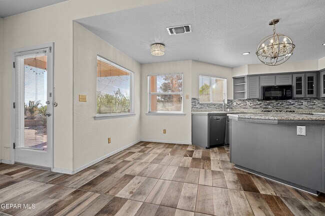 Building Photo - 624 Skydale Dr