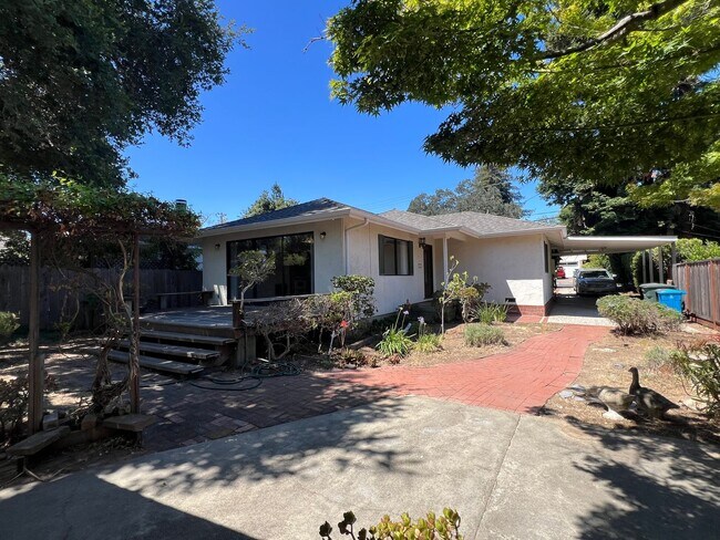 Building Photo - Charming 2-bedroom Menlo Park Cottage
