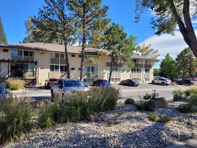 Building Photo - 809 S Circle Dr