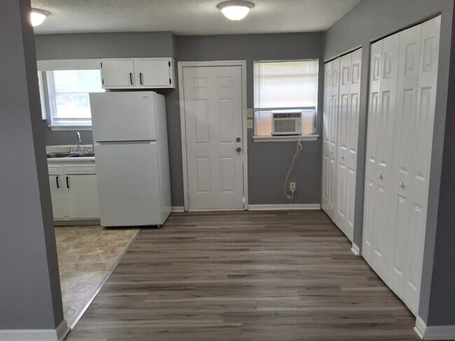 Building Photo - CHARMING 3 BED, 1 BATH HOUSE LOCATED IN ELIZABETHTOWN, KY