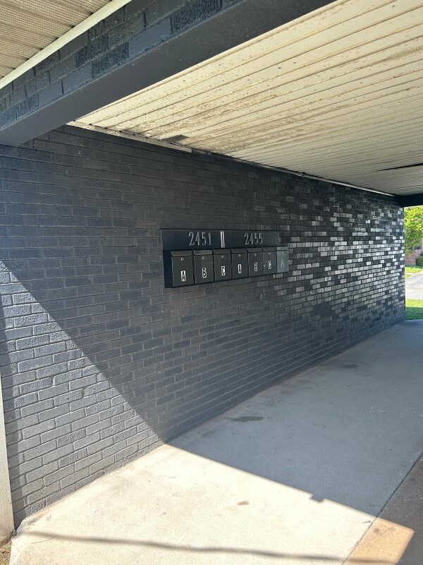 Building Photo - 2451 Gervais St