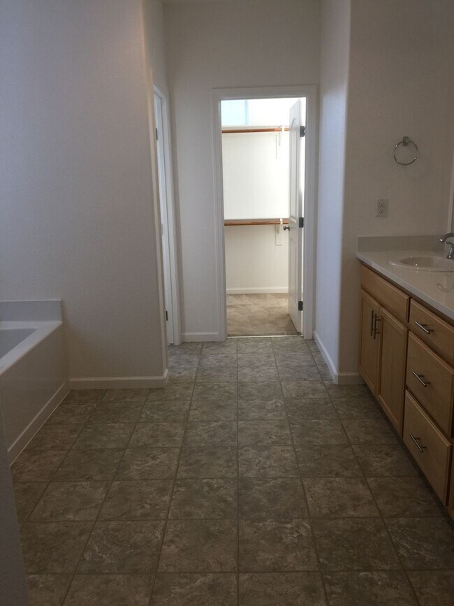 Building Photo - Spacious 3 Bedroom, newer home in South Sacramento