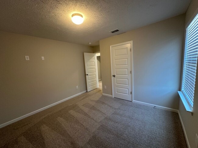 Building Photo - Beautiful 3 Bed 2.5 Bath Townhouse Near The Heart Of Shelbyville