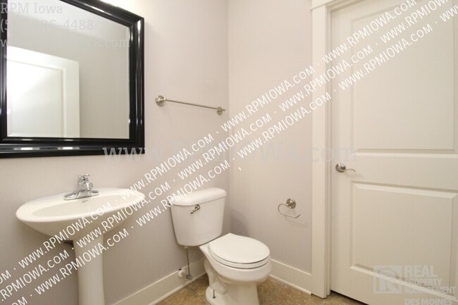 Building Photo - 3600 SE Glenstone Dr