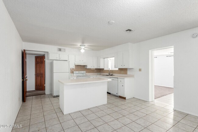 Building Photo - 1341 W Shannon St