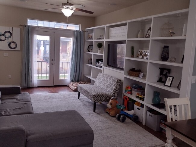 Building Photo - 420 N Main St