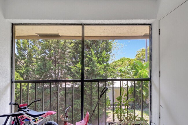 Building Photo - 5151 W Club Cir