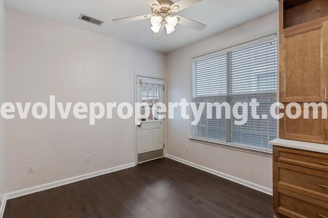 Building Photo - 1250 Island Pl E