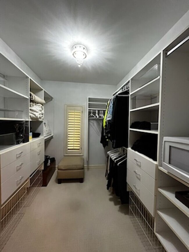 Building Photo - Stunning Custom Built Home with ALL Utilit...