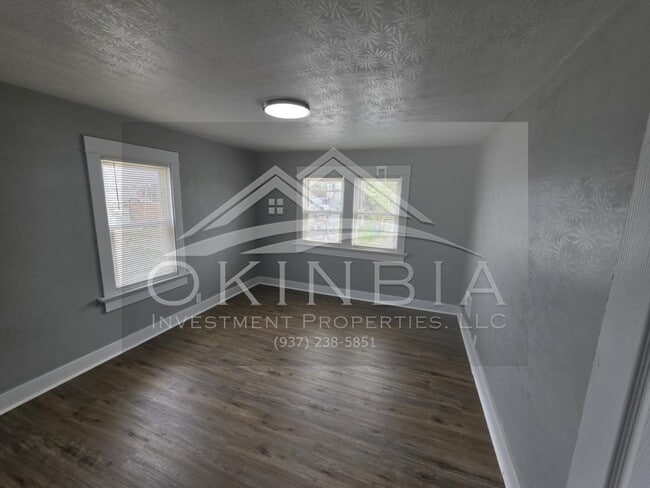 Building Photo - 713 W Hillcrest Ave