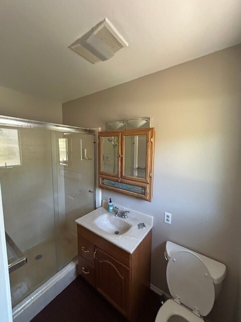 Building Photo - 6845 Lakeview Dr
